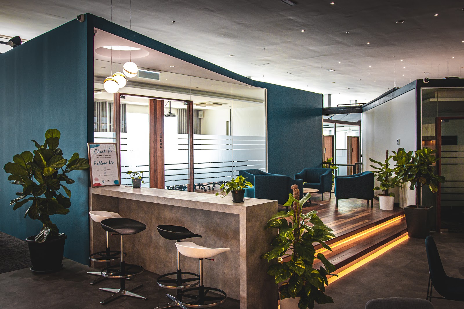 How to optimize your desk space to improve your health and productivity ...